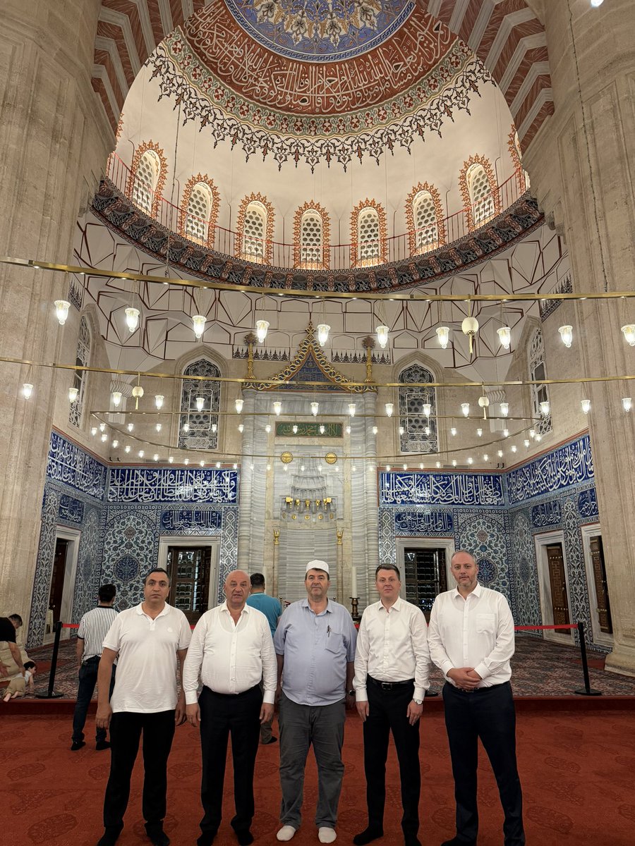 OsmanGurMHP_'s tweet photo. Osmanlı ve dünya mimarlık tarihinin başyapıtlarından kabul edilen Selimiye Camii, 1568-1575 yılları arasında Padişah II. Selim'in emriyle Mimar Sinan tarafından inşa edilmiştir. Mimar Sinan'ın "ustalık eserim" olarak tanımladığı bu görkemli yapı, 2011 yılında UNESCO Dünya Miras Listesi'ne dahil edilmiştir.
Teşekkürler Fatih Bülbül Hocam..
Dava arkadaşlarımızla Edirne Selimiye camiinde…
Muhteşem ötesi…