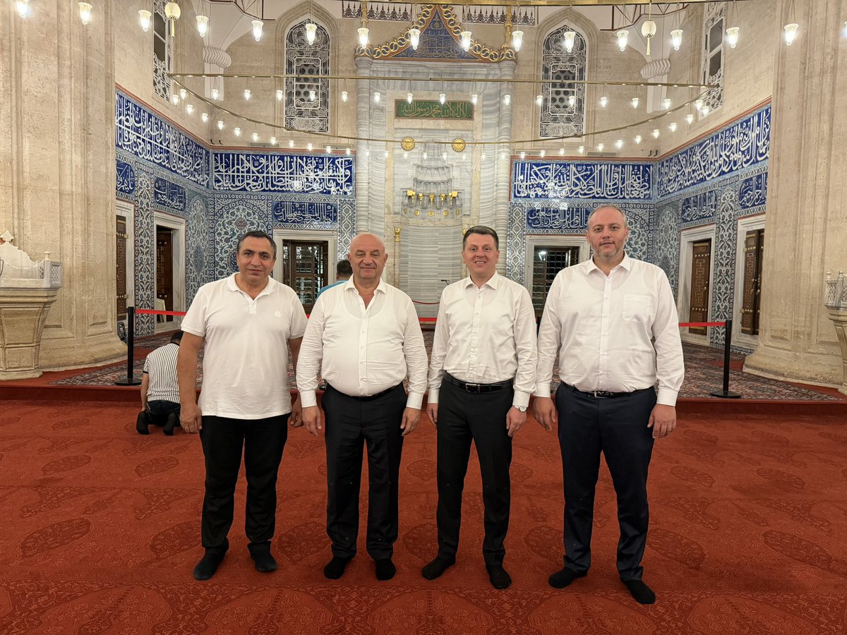 OsmanGurMHP_'s tweet photo. Osmanlı ve dünya mimarlık tarihinin başyapıtlarından kabul edilen Selimiye Camii, 1568-1575 yılları arasında Padişah II. Selim'in emriyle Mimar Sinan tarafından inşa edilmiştir. Mimar Sinan'ın "ustalık eserim" olarak tanımladığı bu görkemli yapı, 2011 yılında UNESCO Dünya Miras Listesi'ne dahil edilmiştir.
Teşekkürler Fatih Bülbül Hocam..
Dava arkadaşlarımızla Edirne Selimiye camiinde…
Muhteşem ötesi…