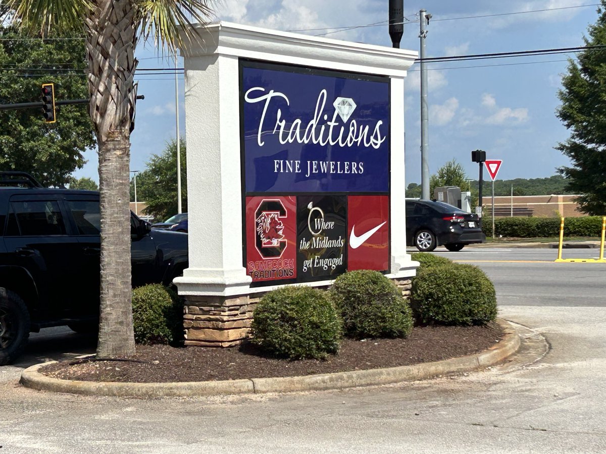 garnet_spur's tweet photo. The color on this sign looks OK. 🤷‍♂️ https://t.co/g9a8bKzwMX