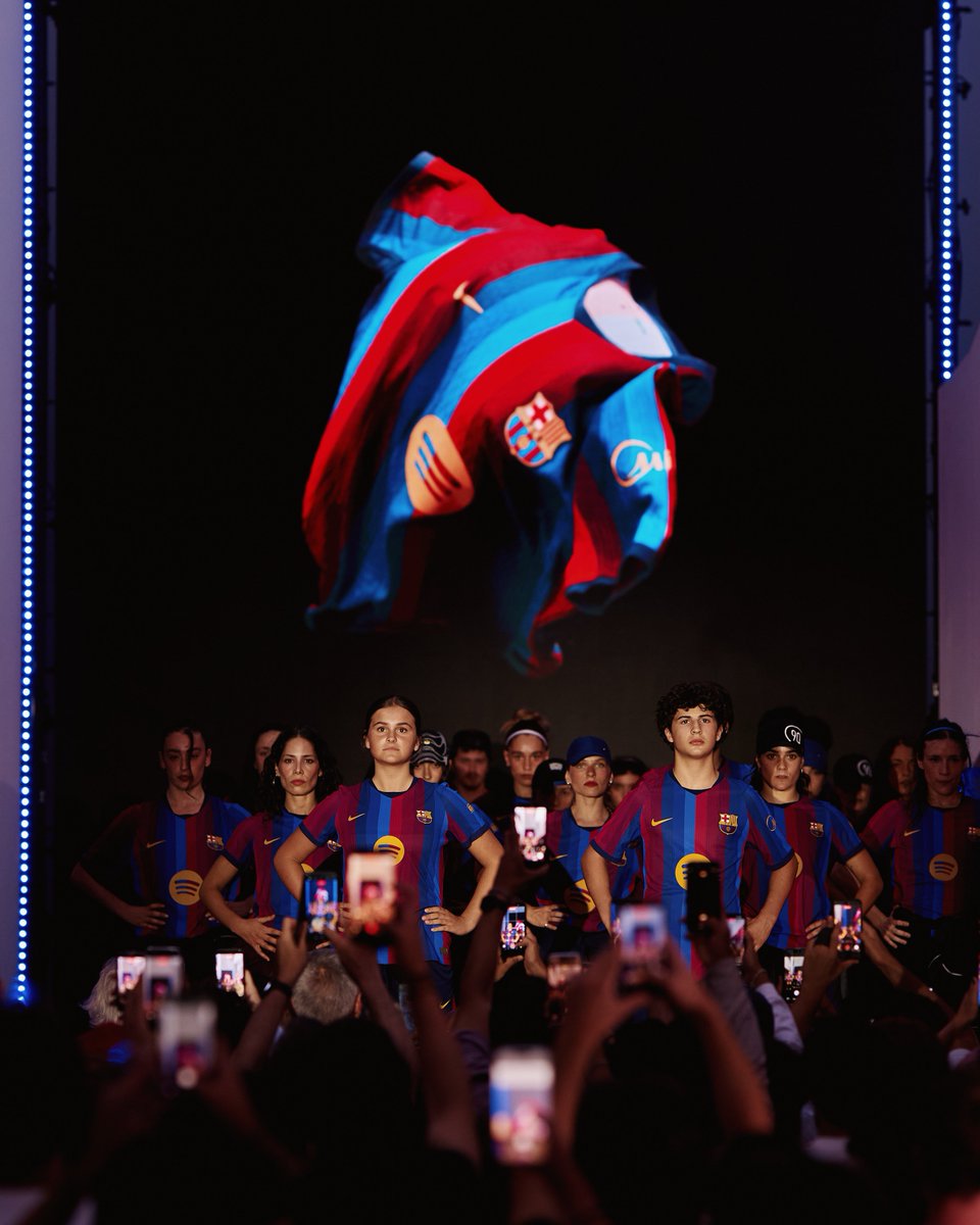 BarcaUniversal's tweet photo. 📸 Presentation of the new home jersey. https://t.co/b34jkyc3rC