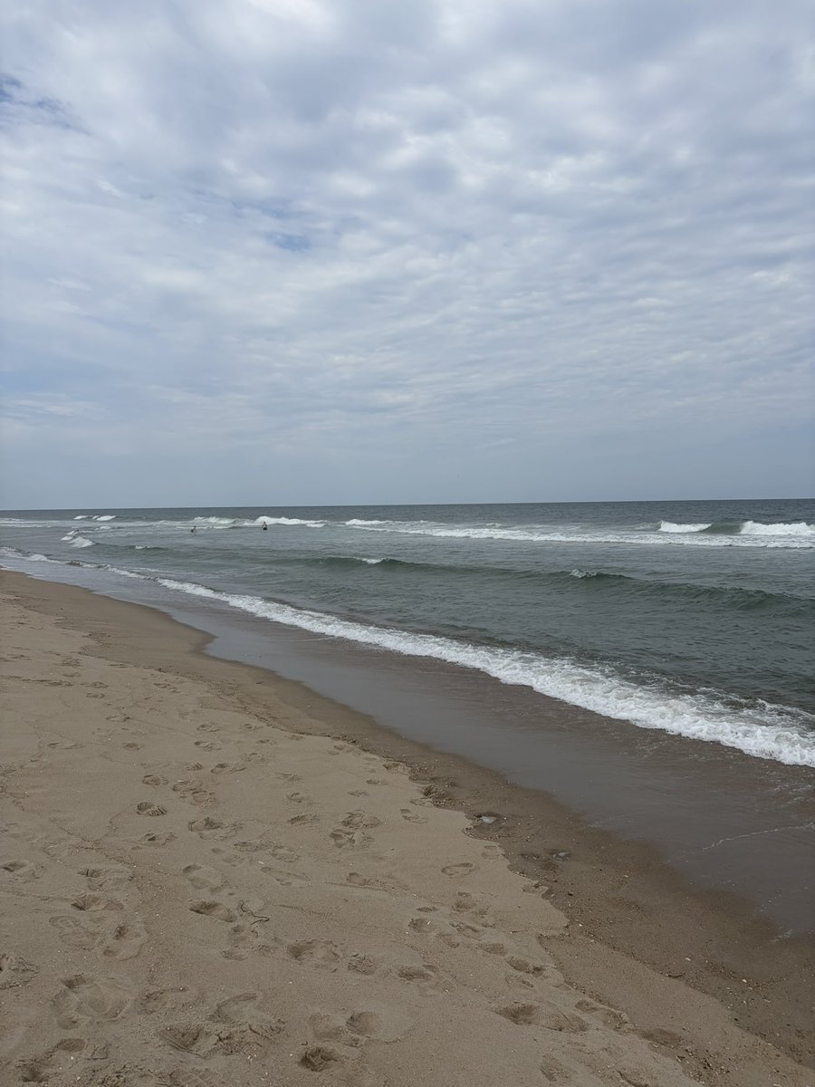 silvrgoat06's tweet photo. Beach before all hell breaks loose #LBI #JerseyShore #SurfCity #Beach #WindSurfing https://t.co/YIN1m7uff6