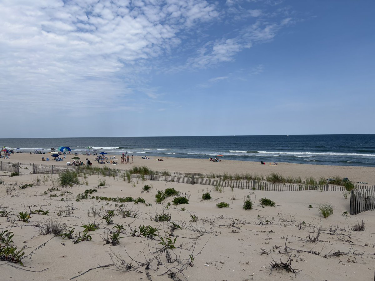 silvrgoat06's tweet photo. Beach before all hell breaks loose #LBI #JerseyShore #SurfCity #Beach #WindSurfing https://t.co/YIN1m7uff6