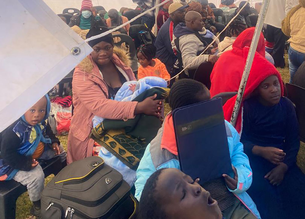 newvisionwire's tweet photo. Ugandans throng processing centres in Joburg, Pretoria ahead of evacuation

Two Ugandans have reportedly been killed since Thursday, June 25, while three were attacked in Johannesburg on Sunday and have since been hospitalised.

DETAILS || #VisionUpdates 👉👉https://t.co/VtLlSIFCCh