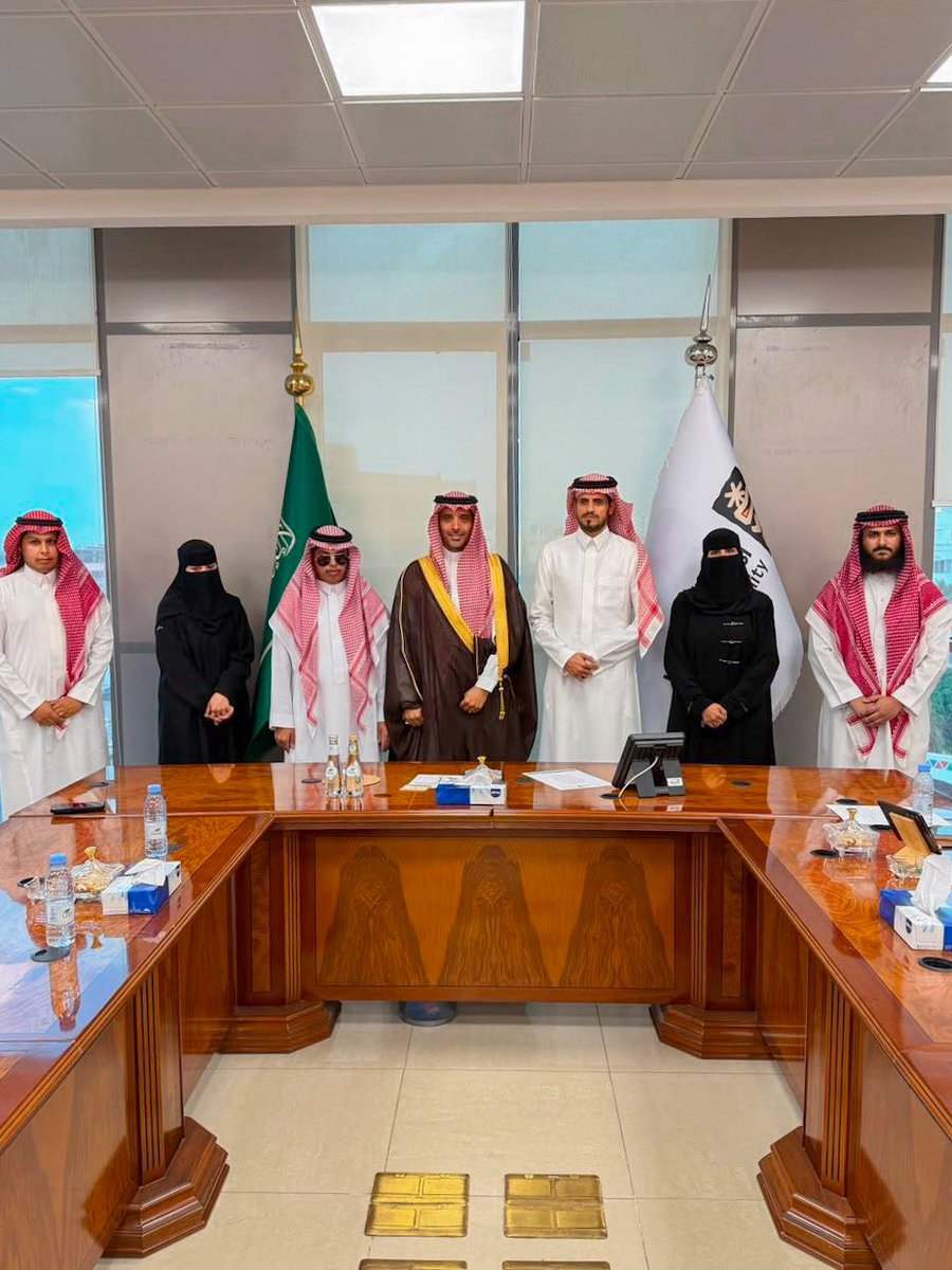 qiwaasseer2's tweet photo. استقبل معالي أمين أمانة منطقة #عسير المهندس عبدالله الجالي بمقر الأمانة، الرئيس التنفيذي لـ #جمعية_قوى_لرياضة_المعاقين أ. منال الشهري والوفد المرافق لها.
واستمع معاليه إلى عرضٍ عن رؤية الجمعية ورسالتها وأهدافها ومنجزاتها، كما اطّلع على عرضٍ مرئي للتوجهات الاستراتيجية المستقبلية للجمعية ومستهدفاتها التنموية.
وهدفت الزيارة إلى تعزيز التعاون المشترك وتطوير مجالات التكامل بين الجانبين، بما يسهم في خدمة الأشخاص ذوي الإعاقة وتمكينهم.
#أمانة_منطقة_عسير
#أمانة_عسير