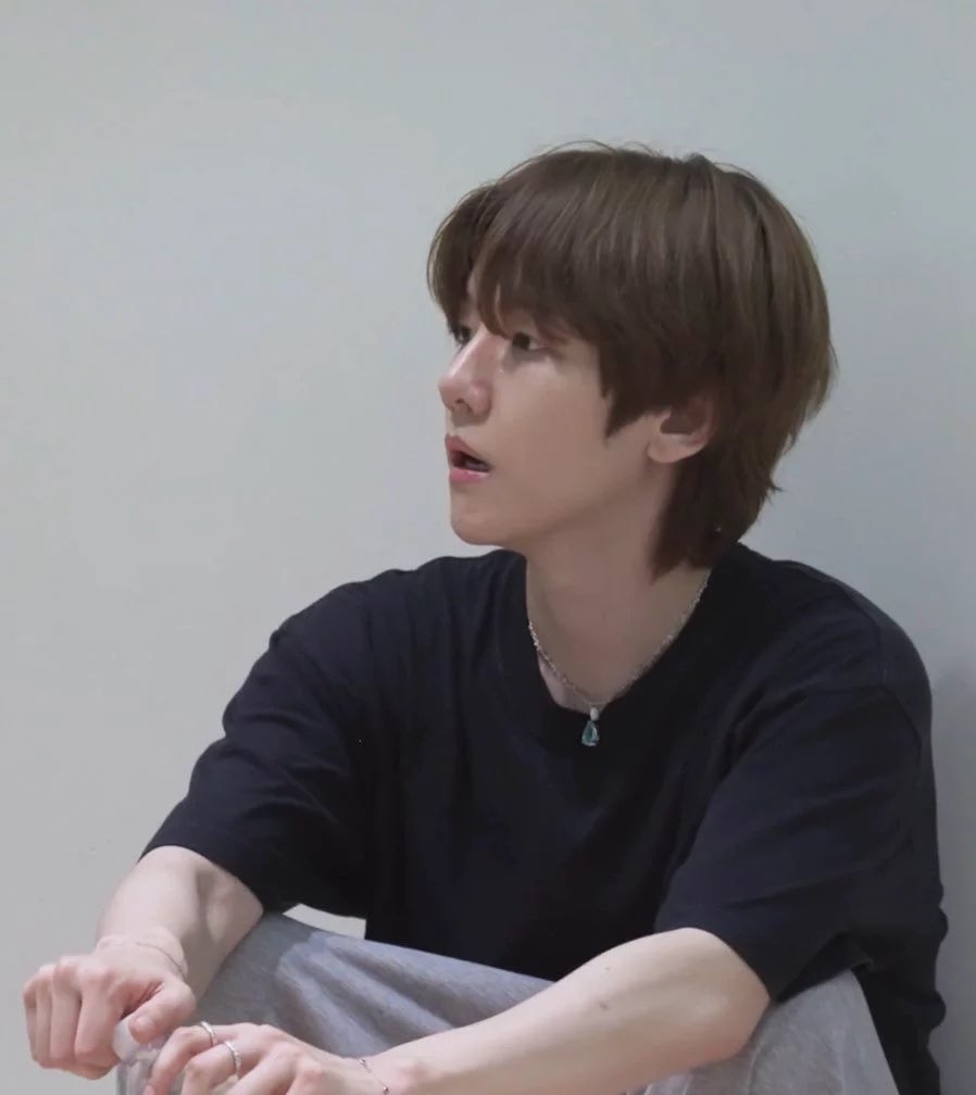 kkaebsongHyunie's tweet photo. baekhyuns nose is sooo pretty 😭 https://t.co/Uc07FljoxC
