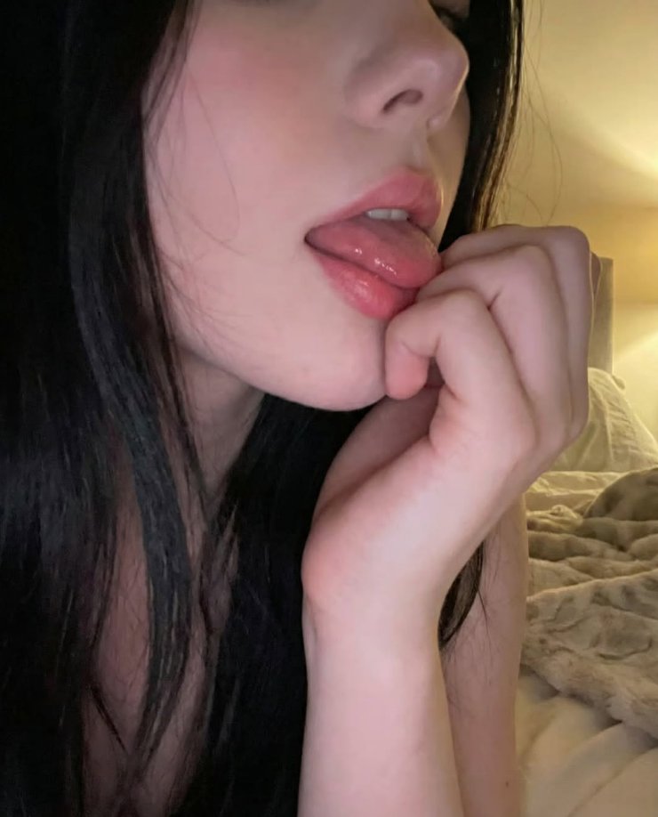 l0seve's tweet photo. @uniquely_PAM i dont know if my small tongue can go that far https://t.co/rmx4HbHqA1