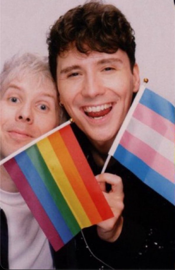 howellslesbians's tweet photo. still thinking about phil saying he and dan want to create as many queer inclusive spaces as possible and how they have been doing that even before coming out themselves, (happy 7 years of having the gay arrow above ur head phil!!) and now they get to do that as a couple https://t.co/y1CU9t7sfq