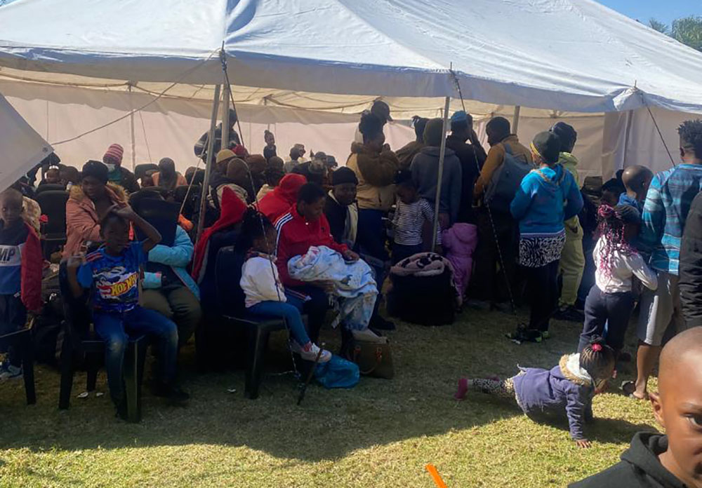 newvisionwire's tweet photo. Ugandans throng processing centres in Joburg, Pretoria ahead of evacuation

Two Ugandans have reportedly been killed since Thursday, June 25, while three were attacked in Johannesburg on Sunday and have since been hospitalised.

DETAILS || #VisionUpdates 👉👉https://t.co/VtLlSIFCCh