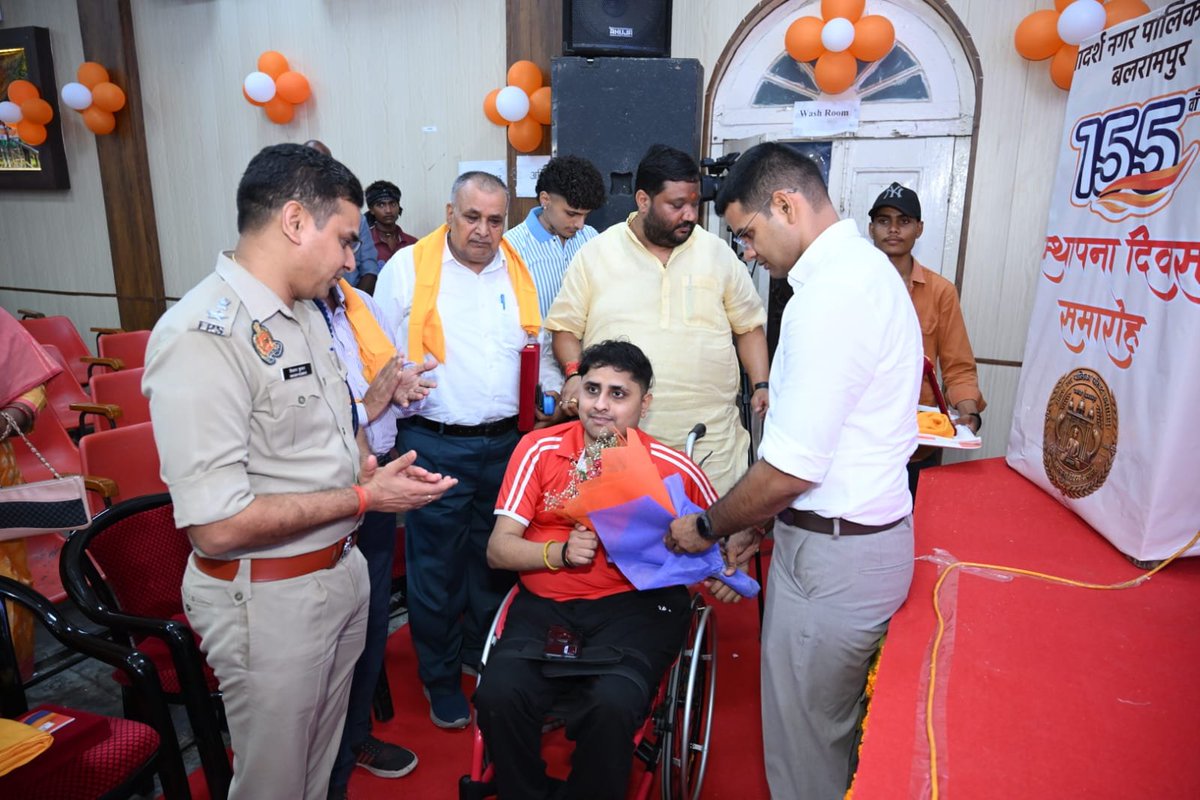 HarshAthletePLY's tweet photo. आदर्श नगर पालिका परिषद, बलरामपुर के 155वें स्थापना दिवस समारोह में सम्मानित होना मेरे लिए गौरव का क्षण रहा। इस सम्मान हेतु आदरणीय डॉ. धीरेन्द्र प्रताप सिंह 'धीरू' जी, जिलाधिकारी महोदय डॉ. विपिन कुमार जैन, पुलिस अधीक्षक महोदय एवं सभी सम्मानित अतिथियों का हृदय से आभार।
🙏🇮🇳 https://t.co/1uEI4ByNBd