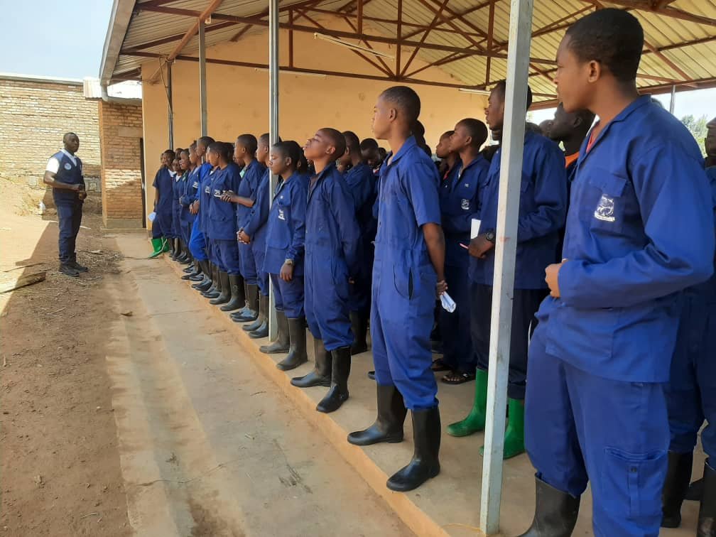 VeterinaryLtd's tweet photo. RUCLIVET ltd yasuye @Kisarotss muri @rulindodistrict twaganirije Abanyeshuri kuri #VSM,@OneHealth,Kwirinda no Gukumira RVF aho bagiye mu biruhuko,Tuganira n'ubuyobozi, imikoranire nk'ikigo kigisha Animal health @RwandaAgriBoard  @RwandaHealth . https://t.co/ErR7vzKHgD