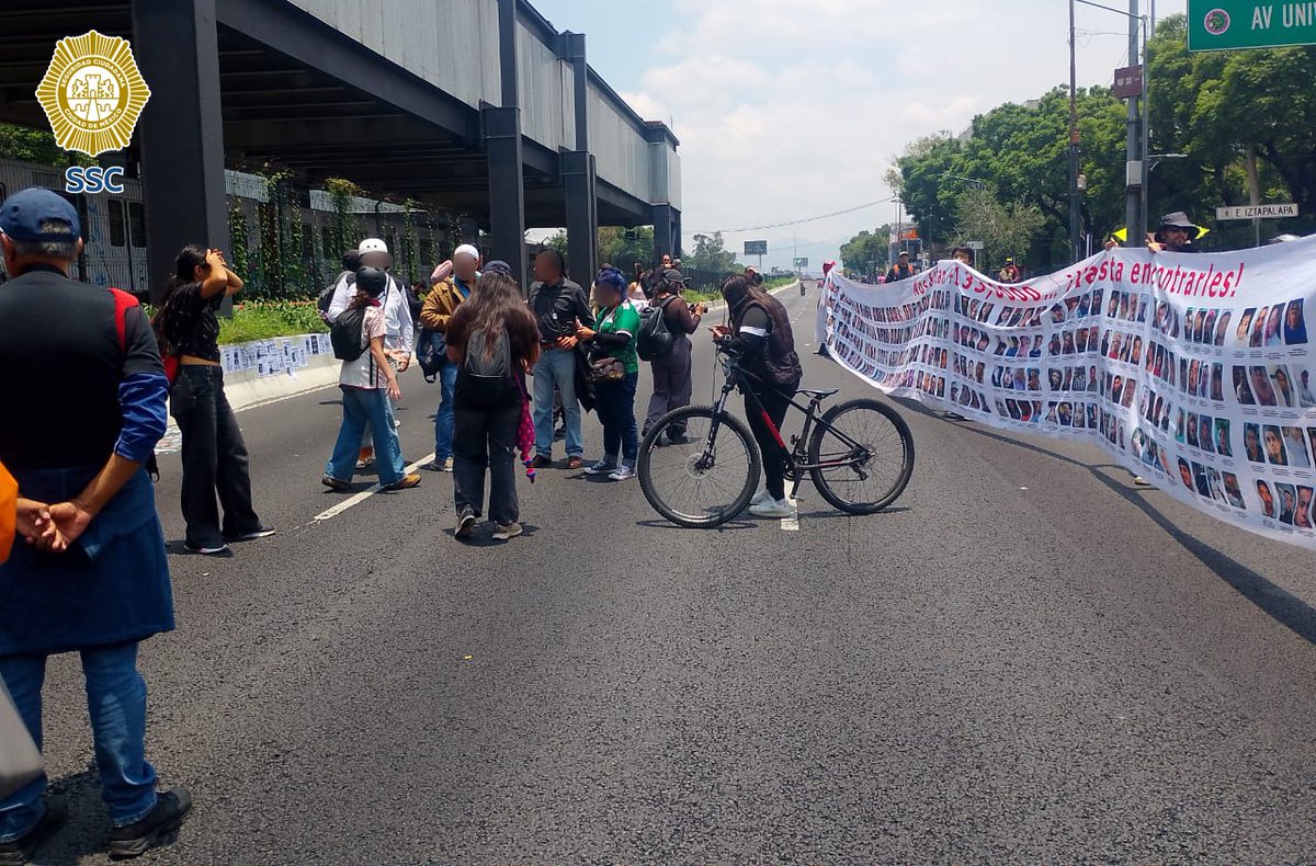 SSC_CDMX's tweet photo. La #SSC informa: 
 
Personal de #PolicíaMetropolitana de la #SSC realizó una línea de contención debido a la presencia de manifestantes en la #CalzadaDeTlalpan y avenida #Ermita para replegar y evitar el bloqueo total de la vía.

Tras dialogar, se permitió la expresión pública sobre la totalidad de la Calzada de Tlalpan, por lo que el personal Metropolitano se replegó. Al momento continúa el diálogo con personal de la Subsecretaría de Concertación Política, Prevención y Buen Gobierno de la Ciudad de México (@SCPPyBG).