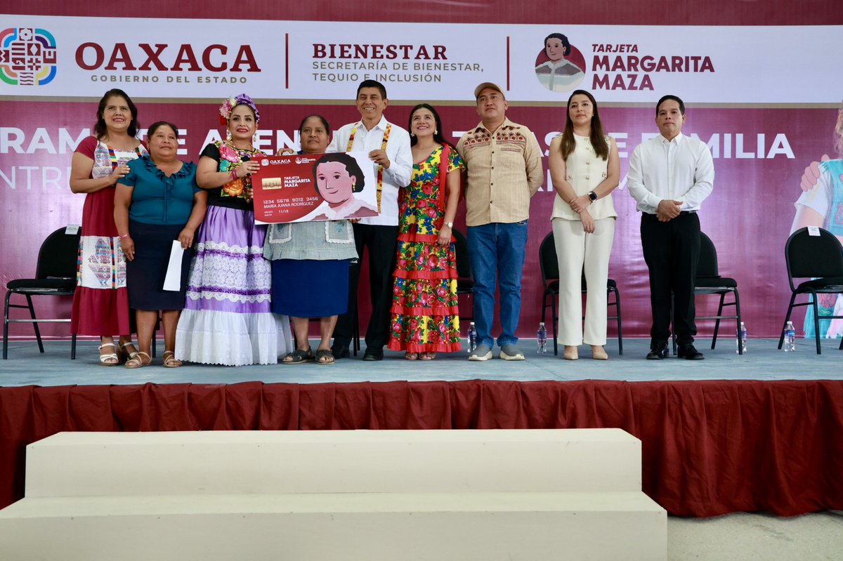 JC_GMarquez's tweet photo. PROGRAMA DE ATENCIÓN A JEFAS DE FAMILIA (ENTREGA DE TARJETAS MARGARITA MAZA)

Las mujeres son el pilar fundamental de nuestra sociedad. Su capacidad para guiar, cuidar y proveer las necesidades de sus familias de manera autónoma merece todo mi reconocimiento y admiración.

También quiero reconocer a quienes impulsan acciones en su favor. En este caso, al gobernador Salomón Jara Cruz (@salomonj), quien desde el inicio de su administración ha promovido programas que benefician a las y los oaxaqueños, especialmente a las jefas de familia.

A través del programa “Tarjeta Margarita Maza”, miles de mujeres reciben un apoyo anual de 12 mil pesos, recurso que puede ser destinado a atender alguna necesidad prioritaria o para impulsar un emprendimiento.

Mi reconocimiento a este importante proyecto de la #PrimaveraOaxaqueña. Fue un gusto saludar a funcionarios del Gobierno del Estado, así como a senadores, diputadas y, sobre todo, a las madres beneficiarias de este programa, quienes con su esfuerzo y dedicación fortalecen día a día a nuestras familias y a Oaxaca.