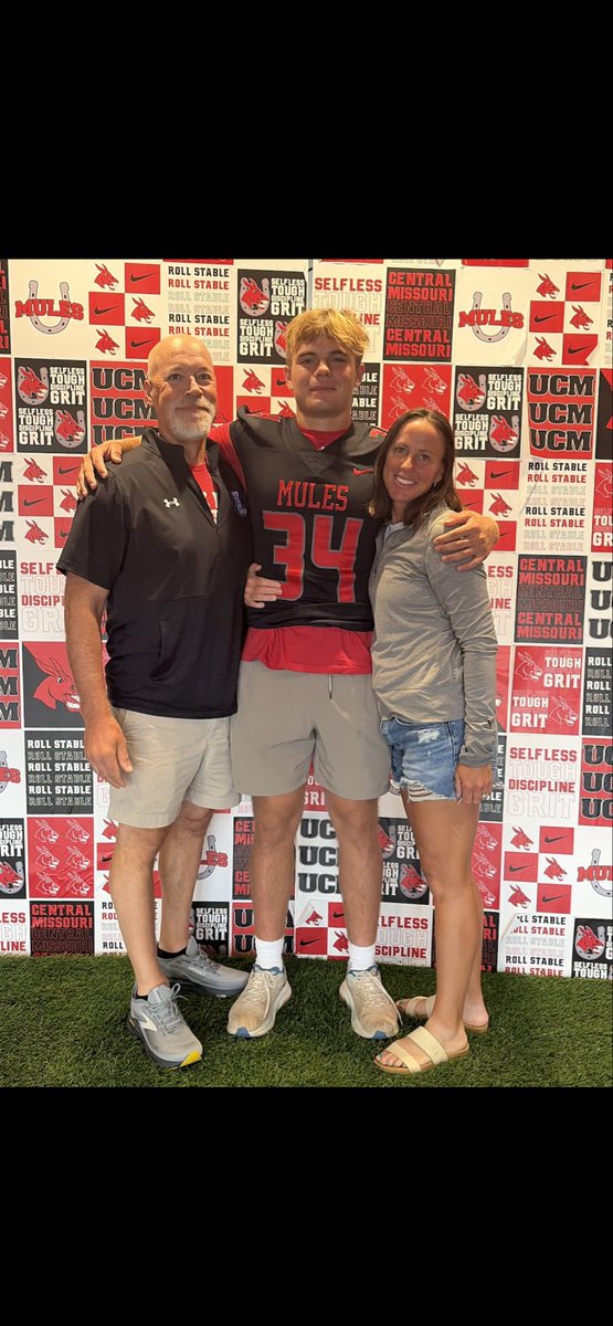 LouisVanB's tweet photo. After multiple visits and great conversations with @CoachWrightD  I’m very thankful to receive an offer from @UCMFootballTeam! @JoshLamberson @CoachAndySims @PHTrojansFB https://t.co/ZxRLInRk71