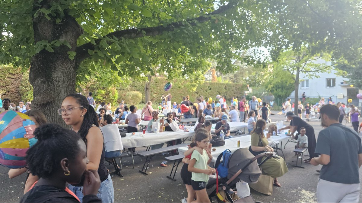 oclodong's tweet photo. Soirée de fêtes d’écoles ce soir à Yerres. Toujours avec la même joie de se retrouver. #Yerres #Essonne #École #Fête https://t.co/7TkmuUFqa9