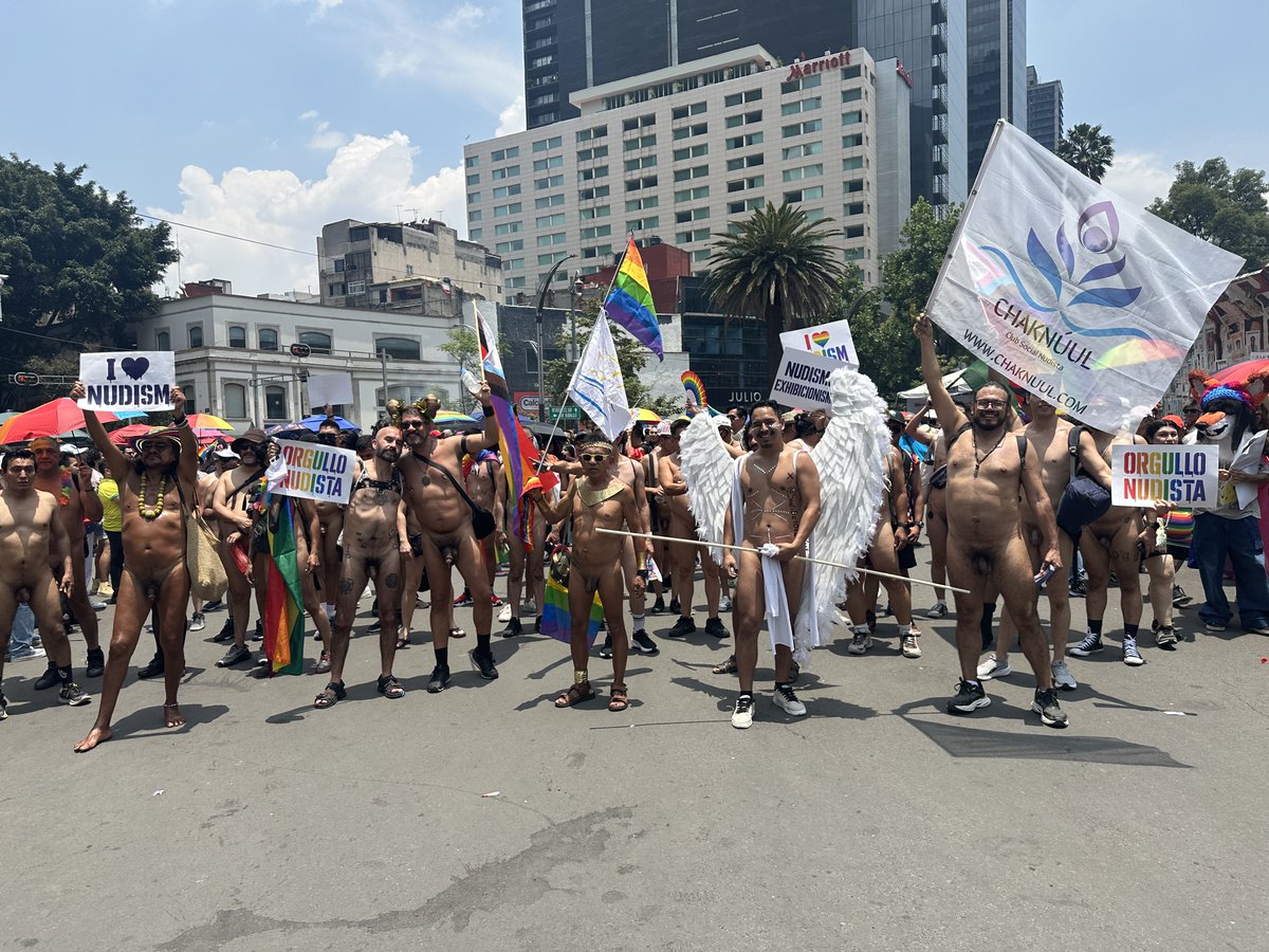 nudistotter13's tweet photo. Más fotos del contingente nudista en la marcha LGBT+ en CDMX, 2026
#orgullonudista 🏳️‍🌈🏳️‍⚧️ https://t.co/Gga9KebJft