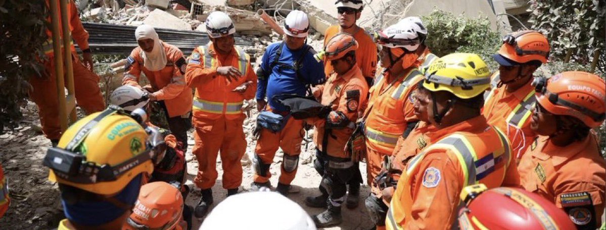 DiarioDigitalSV's tweet photo. #Internacionales || El grupo USAR El Salvador mantiene intensas labores de búsqueda en el edificio Palafito del Mar, en Caraballeda, La Guaira, donde continúa realizando llamados para localizar posibles sobrevivientes.

Las operaciones permanecen activas tras los terremotos. https://t.co/XiXNHRFjL3