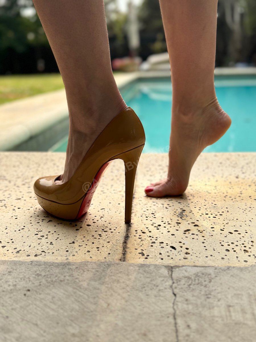 ArchedbyNature's tweet photo. high arches in stilettos 🖤 new album just dropped on my FeetFinder — every angle, nothing held back. link in bio
#feetfinder #higharch #heels #stiletto #archfeet #footfetish https://t.co/Yivft64xPx