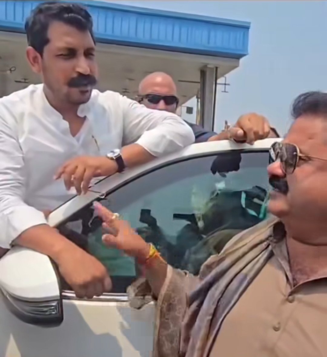 priyanshu__63's tweet photo. नगीना सांसद चन्द्रशेखर आजाद जी और खानपुर विधायक उमेश कुमार की एकसाथ की तस्वीरें काफी वायरल हैं। चूंकि उमेश कुमार ब्राह्मण समाज से आते हैं इसलिए विरोधी व डरे हुए लोग उनके खिलाफ बातें लिख रहे हैं

सर्वप्रथम तो @BhimArmyChief के खिलाफ उनके विरोधियों द्वारा फैलाया गया सबसे बड़ा और झूठा प्रोपगंडा यह है कि चन्द्रशेखर ठाकुर या ब्राह्मण विरोधी हैं, जबकि यह बात शत् प्रतिशत असत्य है

@BhimArmyChief चन्द्रशेखर आजाद व उनके संगठन की लड़ाई हमेशा से जातिवाद व भेदभाव के खिलाफ रही है फिर वो किसी भी जाति का रहा हो। चन्द्रशेखर ने आजतक किसी जाति को या किसी के आराध्यों को टार्गेट नहीं किया

हम अमनपसंद व न्यायप्रिय लोग हैं जो सामाजिक गैरबराबरी के खिलाफ लड़ रहे हैं। मैं पुनः बोल रहा हूं कि सामाजिक न्याय व बराबरी को मानने वाले हर व्यक्ति का स्वागत है

परंतु बहुजन समाज के अधिकारों व विचारधारा के साथ समझौता नहीं होगा यह अटल सत्य है जिस प्रकार एक पार्टी अपने मंचों से तमाम नारे लगवा रही थी, उस मंच पर वो नेता खड़े थे जो एससी-एसटी एक्ट जैसे मुद्दों पर दलितों का विरोध करते हैं

बहुजन हिताय बहुजन सुखाय की विचारधारा पर चलते हुए आजाद समाज पार्टी सभी वर्गों में आपसी सामंजस्य बनाते हुए सत्ता में प्रवेश करेगी और फिर प्रदेश सहित पूरे देश में व्यवस्था परिवर्तन की बहार आएगी।।
