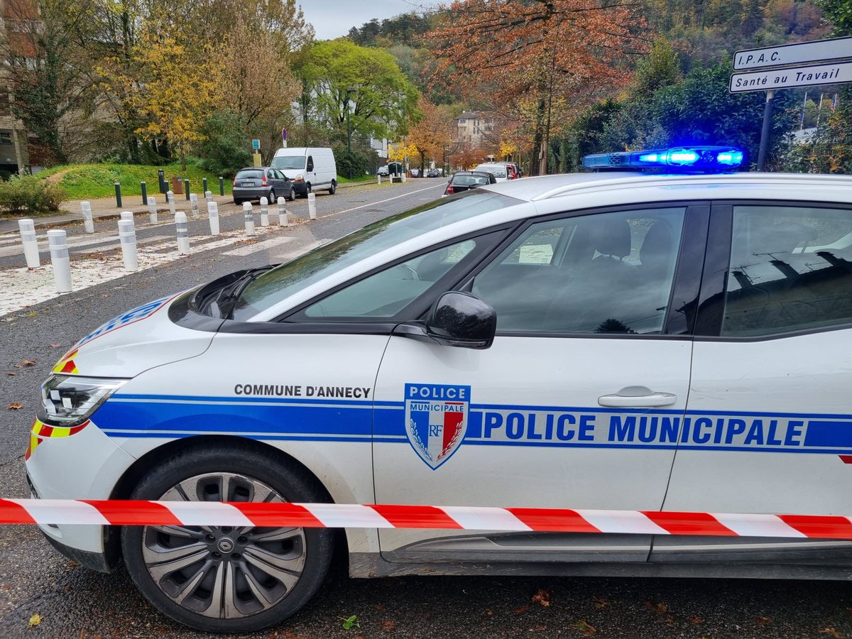 Frontieresmedia's tweet photo. 🚨 Un lycéen de 18 ans a été poignardé à la gorge avec une paire de ciseaux lors d’une violente altercation avec un autre lycéen de 20 ans à Annecy. Héliporté en urgence absolue, son pronostic vital est engagé. (Dauphiné Libéré) https://t.co/i38O9bqbrR