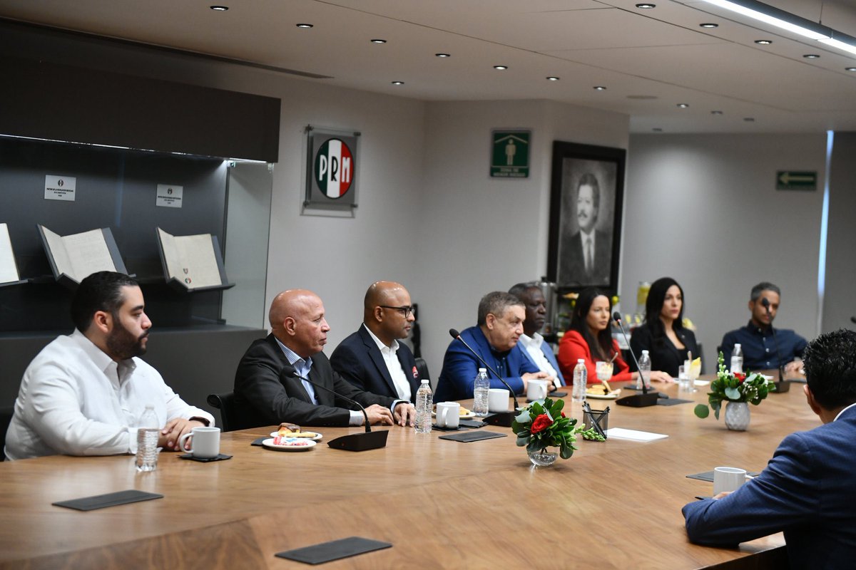PRI_Nacional's tweet photo. En el marco de la XLIII Reunión Plenaria de la COPPPAL, nuestro presidente @alitomorenoc dio la bienvenida en la sede nacional del PRI a la delegación de República Dominicana. Este encuentro permitió intercambiar ideas sobre los retos comunes que enfrenta nuestra región y reafirmar el compromiso de fortalecer la cooperación, la democracia y el trabajo conjunto entre las fuerzas políticas de América Latina y el Caribe.