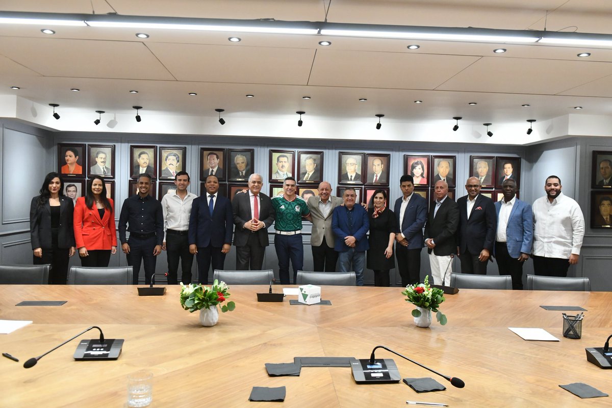 PRI_Nacional's tweet photo. En el marco de la XLIII Reunión Plenaria de la COPPPAL, nuestro presidente @alitomorenoc dio la bienvenida en la sede nacional del PRI a la delegación de República Dominicana. Este encuentro permitió intercambiar ideas sobre los retos comunes que enfrenta nuestra región y reafirmar el compromiso de fortalecer la cooperación, la democracia y el trabajo conjunto entre las fuerzas políticas de América Latina y el Caribe.