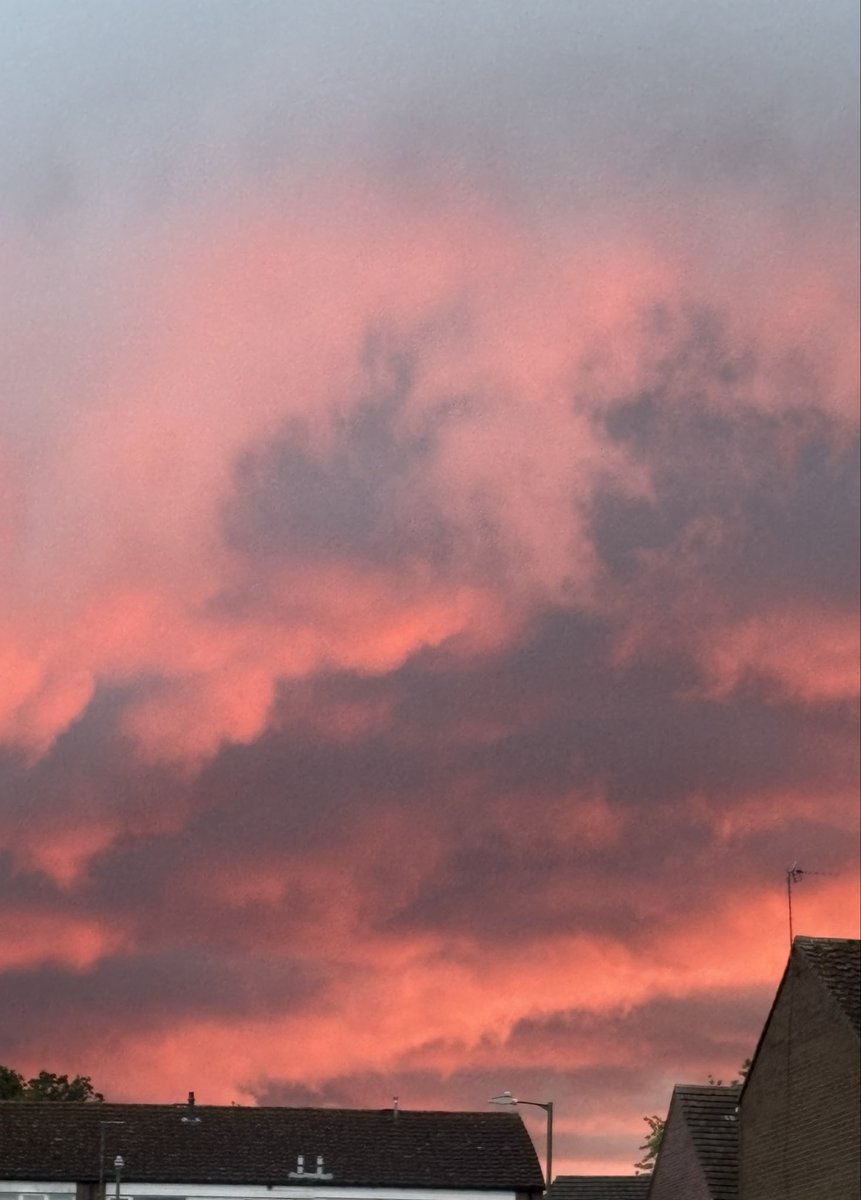 lise_brown's tweet photo. Sky looks bruised tonight #sky #redsky https://t.co/GbffUURSq9