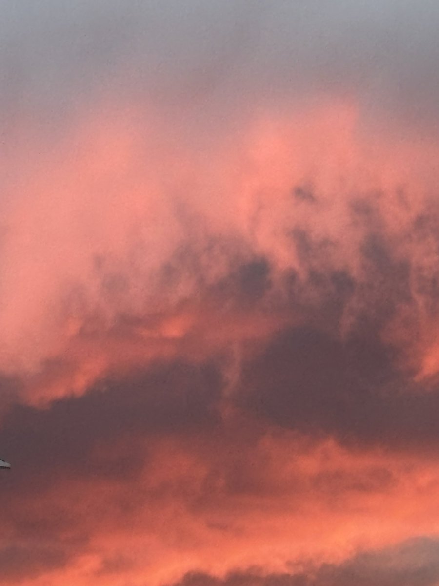 lise_brown's tweet photo. Sky looks bruised tonight #sky #redsky https://t.co/GbffUURSq9
