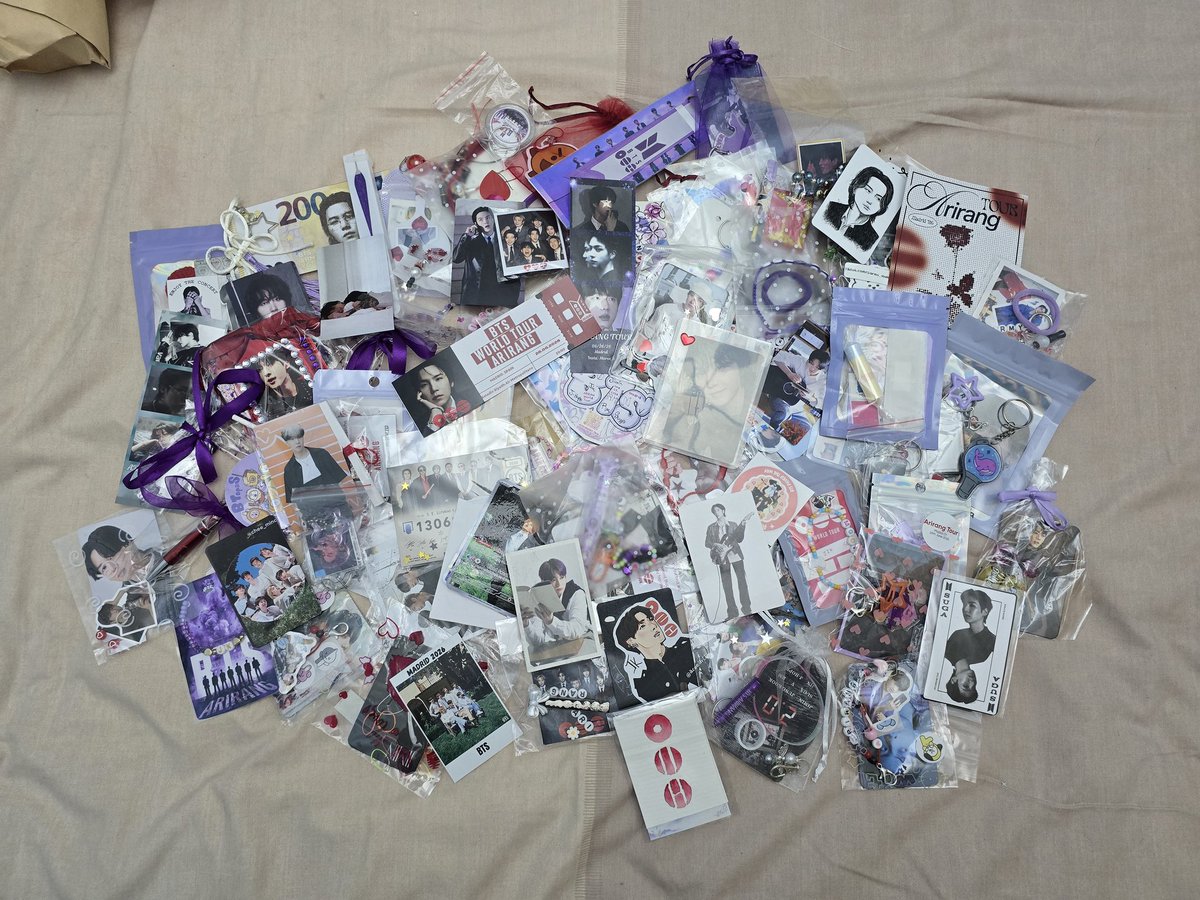 sollago1's tweet photo. Muchas gracias a todas las armys que me dieron sus freebies y a todas aquellas que aceptaron los míos, no puedo estar más contenta!!
#BTS_ARİRANG_MADRID #BTS_ARİRANG https://t.co/lM0t8NVXn4