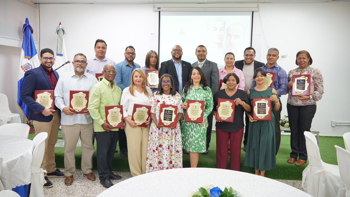 Isfodosurdo's tweet photo. También recibieron botones por antigüedad aquellos maestros que cumplieron 10, 15, 20, 25 y 30 años en la institución.

👏¡Feliz #DíaDelMaestro/a 2026!✨

💙¡Formamos maestros del siglo XXI!💚
#ISFODOSU #EspecialistasEnEducación https://t.co/cipUKZrWeh