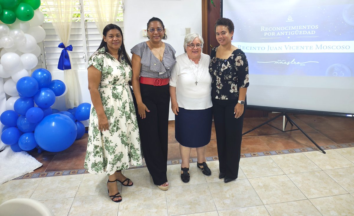 Isfodosurdo's tweet photo. También recibieron botones por antigüedad aquellos maestros que cumplieron 10, 15, 20, 25 y 30 años en la institución.

👏¡Feliz #DíaDelMaestro/a 2026!✨

💙¡Formamos maestros del siglo XXI!💚
#ISFODOSU #EspecialistasEnEducación https://t.co/cipUKZrWeh