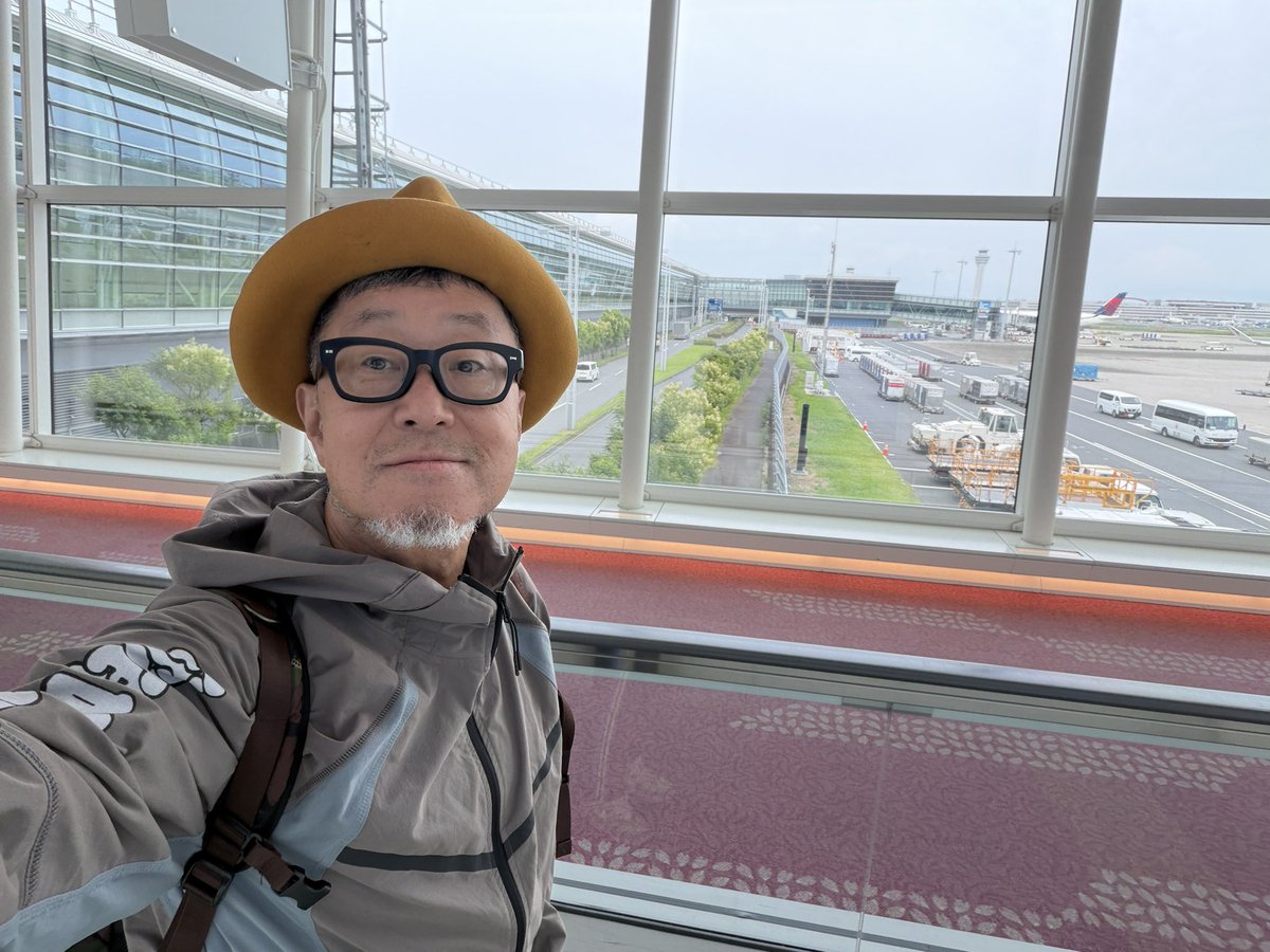 1000hometown's tweet photo. 羽田に着いたどー✈️🇯🇵

Linktree in bioからnoteへ！^_^

#大江千里 #senrioe  #MyHomework
#ふたつの宿題 #黒画用紙ではりつめて https://t.co/ezgh4n5P1P
