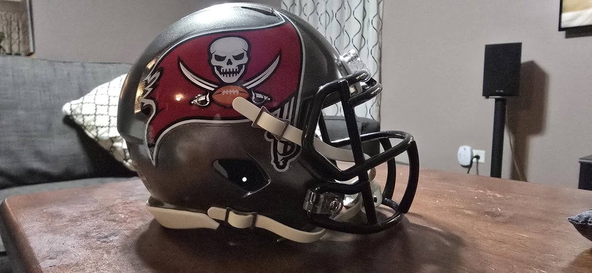 ster_ling54's tweet photo. @HelmetAddict I prefer the throwbacks, they're perfect. However, these are pretty great too. https://t.co/Gb46vpIMb4