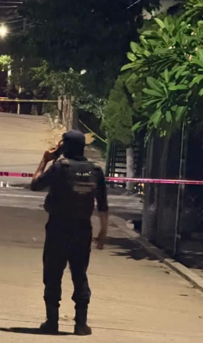 ContraProMx's tweet photo. 🚨📢 #Oaxaca. Sobre la carretera local #Pinotepa Nacional – Santa María #Jicaltepec, este martes, fue localizado el cuerpo sin vida de un masculino con impactos de arma de fuego 🚫 https://t.co/MqpX6edpNH