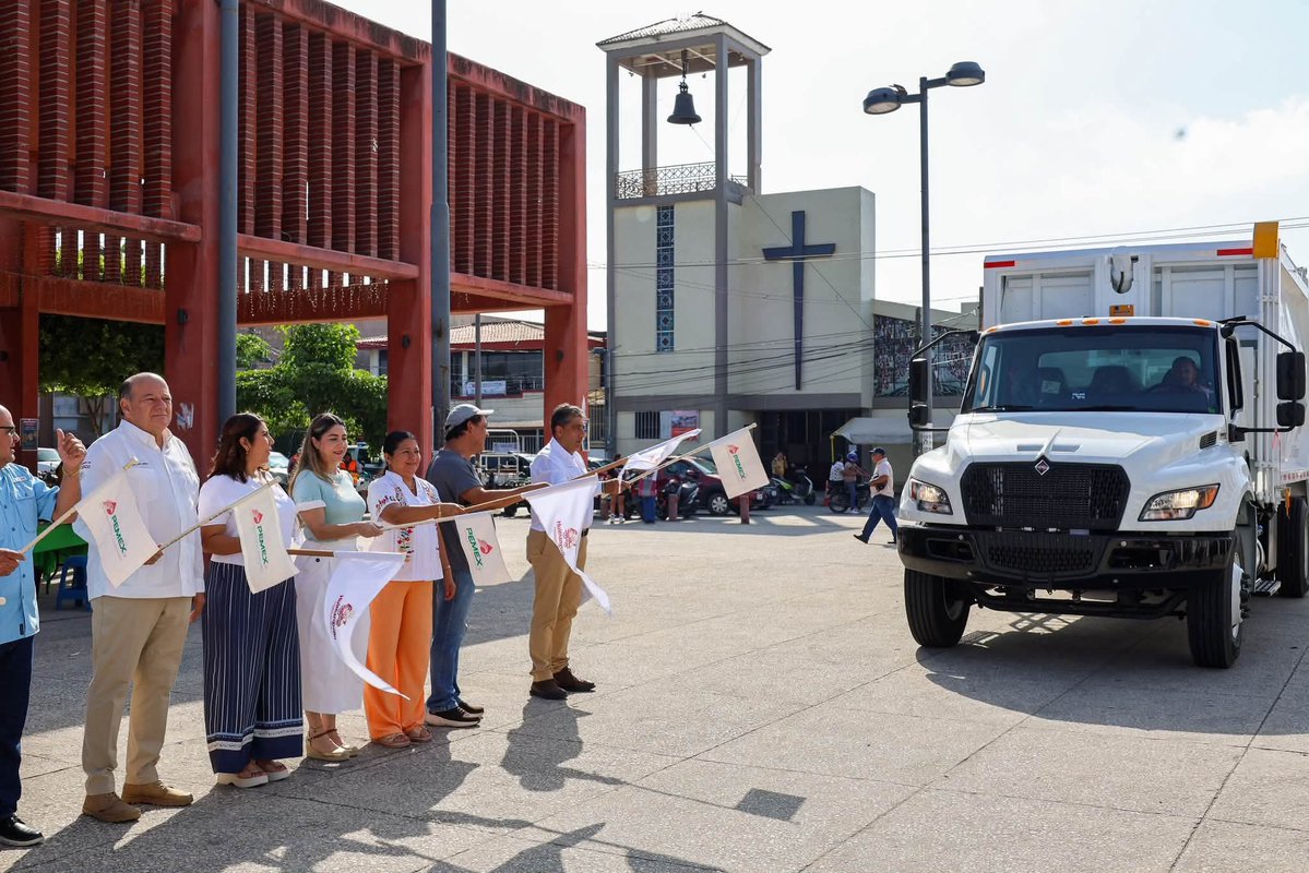CarCastro04's tweet photo. El @gobhuimanguillo recibió un recolector de basura entregado por el Gerente de Responsabilidad Social de @Pemex @RaulOjedaZ52

La presidenta municipal #MariLuValazquezJimenez destacó que este apoyo fortalecerá los servicios y permitirá seguir brindando espacios dignos. https://t.co/gjW84z9ZZJ