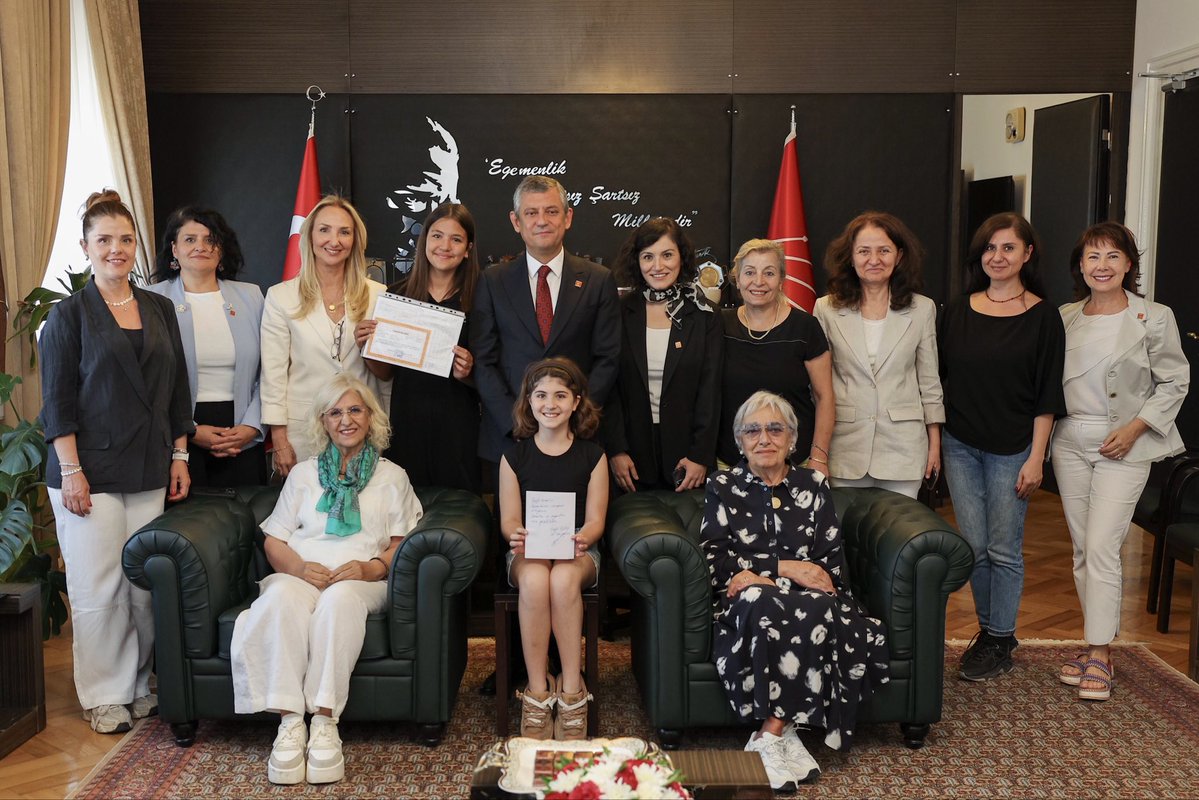 AylinNazliaka's tweet photo. Bugün Türkiye Büyük Millet Meclisi’nde Genel Başkanımız Sayın Özgür Özel’in haftalık değerlendirmesini dinledik. Ardından kendisini makamında ziyaret ettik.
Gençlik Kollarımızdan yetişen, bugün 76 yaşında olan değerli üyemiz Dilek Akgün, Genel Başkanımıza çok anlamlı bir hediye takdim etti. 1968 yılında gerçekleştirilen CHP’nin 19. Kurultayı’nda, Sayın İsmet İnönü ile çektirdiği fotoğrafı uzatırken, “CHP’yi siz temsil ediyorsunuz. Bu nedenle bu fotoğrafı size vermek istedim.” dedi.
Genel Başkanımız da değerli büyüğümüze teşekkür ederek, “Partimizi geri alır almaz bu fotoğrafı müzemize koyacağız.” sözleriyle karşılık verdi.
Ziyaret sırasında bir başka güzel an daha yaşandı. Takdir belgesi alarak mezun olan iki üyemizin çocukları, karnelerini Genel Başkanımıza göstererek, “Sizinle tanışmak bizim için en değerli karne hediyesi oldu.” dedi.
Çocuklarımızın umutla büyüdüğü; laik, çağdaş, bilimsel, karma eğitim anlayışının hâkim olduğu ve fırsat eşitliğinin güvence altına alındığı bir Türkiye’yi bizler kuracağız. 🇹🇷