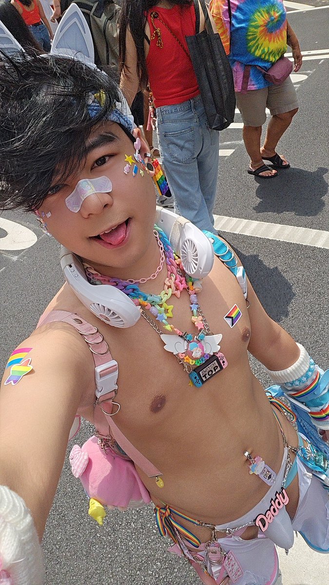 HoshiBoys_NSFW's tweet photo. Had a blast at NYC pride this Sunday and got to hang out with my dad @JoelSomeone1 for a bit, like ❤️ and retweet 🔄 if you think we should film together! https://t.co/miLKxqOXuu