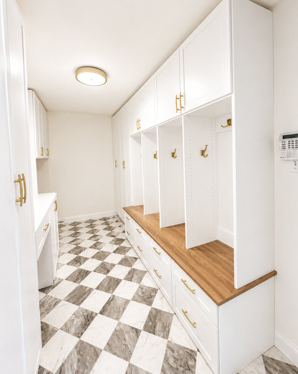 StLouisClosetCo's tweet photo. A hardworking custom mudroom never goes out of style! 🪩
#CustomClosets #CustomMudroom #CustomStorage #HomeOrganization #StLouis https://t.co/dVZmH5fYVg