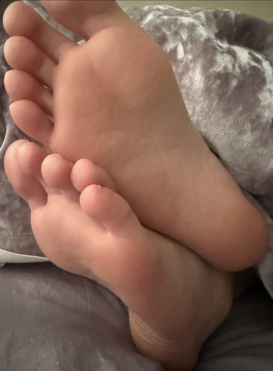 Colinthefootguy's tweet photo. Crossed feet sticking out from under the covers 🥵 don’t mind if I do 😋 https://t.co/teTqyLMGN4