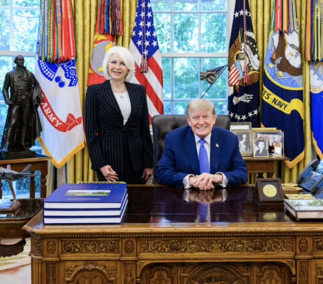 harryjsisson's tweet photo. Election denier Tina Peters just met with Trump in the Oval Office.

Hey @jaredpolis fuck you and resign ASAP https://t.co/NAOoYcONRX