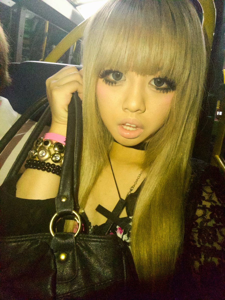 rilakumalover1's tweet photo. dolled up on the bus https://t.co/aeTFUJBWGG