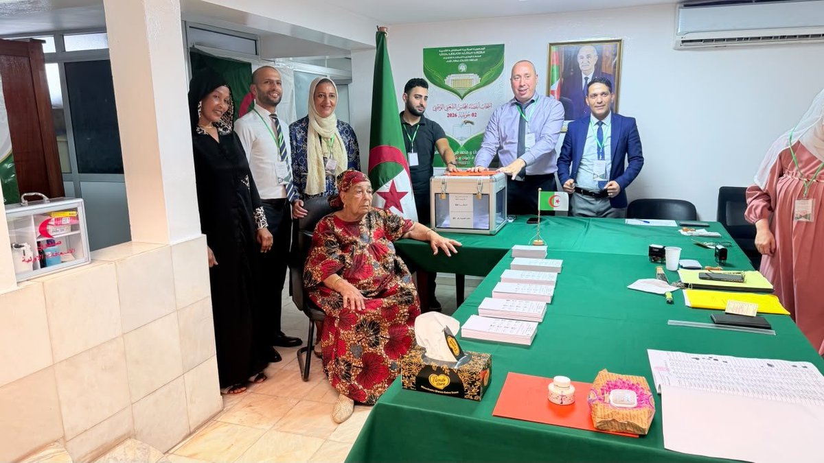 AmbalgDakar's tweet photo. تتواصل العملية الانتخابية بمكتب التصويت داكار الكائن بمقر سفارة الجزائر مع تسجيل مشاركة غير مسبوقة لأعضاء جاليتنا الكريمة. وقد تشرفنا اليوم باستقبال السيدة جابة فطيمة التي أصرت على تأدية واجبها الانتخابي رغم بلوغها 90 ربيعا أطال الله في عمرها. https://t.co/49D7NyzxnB