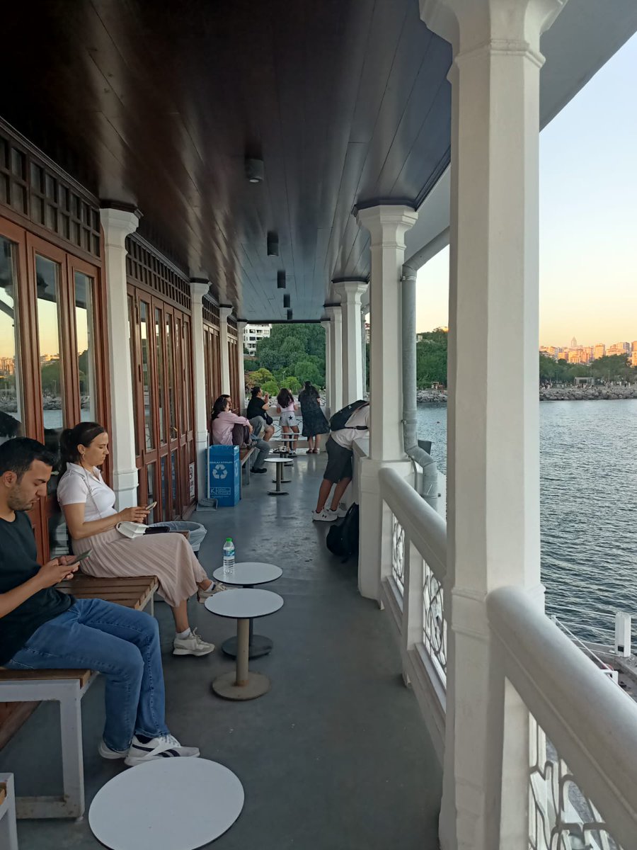edgarsar91's tweet photo. Bugün İBB tarafından yeniden düzenlendikten maalesef çok uzun zaman sonra ilk kez Moda İskelesi'ne gittim ve bir yılı aşkın süredir maalesef davalar, tutuklamalar, binlerce sayfa iddianame ve hapis cezası istemiyle anılan İBB belediyeciliği sayesinde yıllarca atıl kalmış bir hazinenin nasıl değerine yakışır bir kamusal alana dönüştürülebileceğini hatırlamış oldum.

"Nefes alabilme" imkanıyla mekanın tadını çıkaran insanların çeşitliliğine bakınca ise ülke siyasetini on yıllardır mükemmelen bölmeyi başaran fay hatlarının, gayet mütevazi bir yerel kamusal alanda tüm etkisini nasıl kaybedebildiğini gördüm ve Ekrem İmamoğlu'ndan neden bu kadar korkulduğunu bir kez daha anladım.

Velhasıl teşekkürler @istanbulbld!