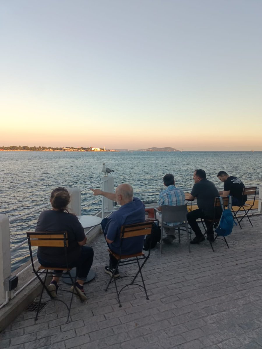 edgarsar91's tweet photo. Bugün İBB tarafından yeniden düzenlendikten maalesef çok uzun zaman sonra ilk kez Moda İskelesi'ne gittim ve bir yılı aşkın süredir maalesef davalar, tutuklamalar, binlerce sayfa iddianame ve hapis cezası istemiyle anılan İBB belediyeciliği sayesinde yıllarca atıl kalmış bir hazinenin nasıl değerine yakışır bir kamusal alana dönüştürülebileceğini hatırlamış oldum.

"Nefes alabilme" imkanıyla mekanın tadını çıkaran insanların çeşitliliğine bakınca ise ülke siyasetini on yıllardır mükemmelen bölmeyi başaran fay hatlarının, gayet mütevazi bir yerel kamusal alanda tüm etkisini nasıl kaybedebildiğini gördüm ve Ekrem İmamoğlu'ndan neden bu kadar korkulduğunu bir kez daha anladım.

Velhasıl teşekkürler @istanbulbld!