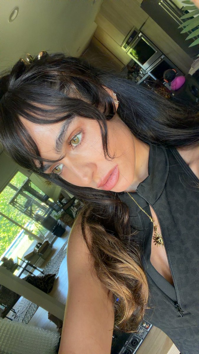SommerRay's tweet photo. she bangs? https://t.co/QeEEHzD1ED