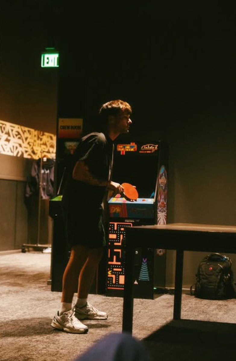 LouisWT91World's tweet photo. 📸| Louis Tomlinson playing backstage! #HDWGHWTNashville (Via LTHQ) https://t.co/eqXy3LEoF1