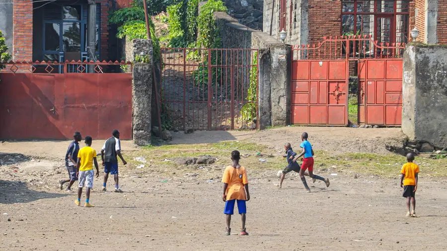 ASSFOOTBALLcom's tweet photo. Le ballon rond déchaîne les passions dans les rues de Brazzaville au Congo 🇨🇬⚽️
#ASSF #Streetfootball #Congo https://t.co/exskHNZS4J