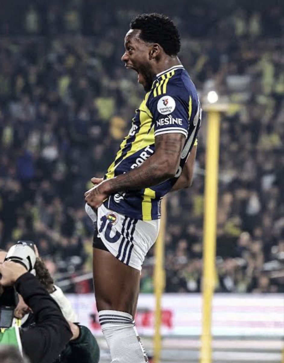 esymoneyysniper's tweet photo. yeni transferimiz jhon duranın galatasarayı kucağa aldığı anlar https://t.co/BhlNKJakXk