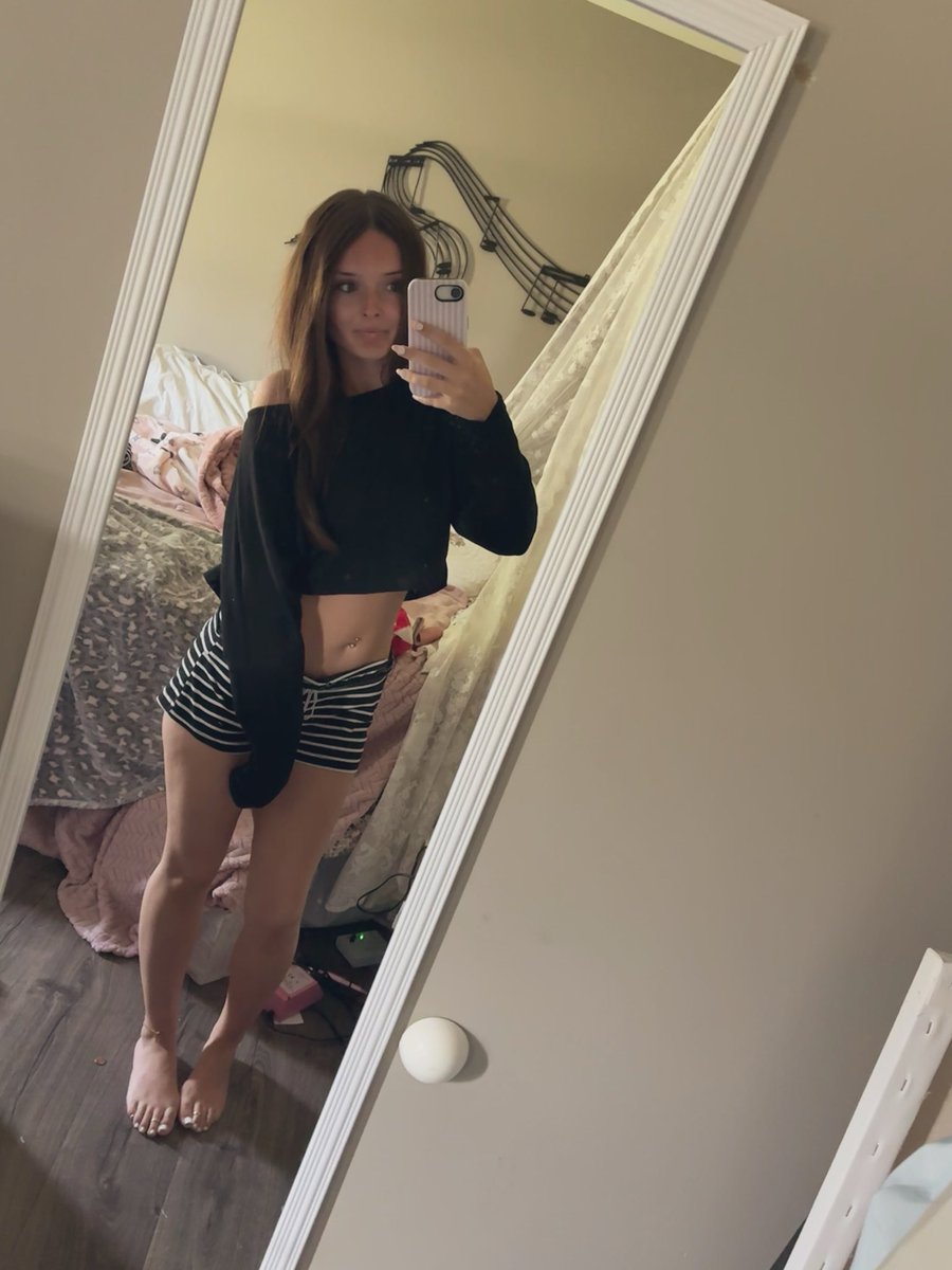 lazytynl's tweet photo. fit check 
delusional bf called me underweight https://t.co/fq2irzvEr0