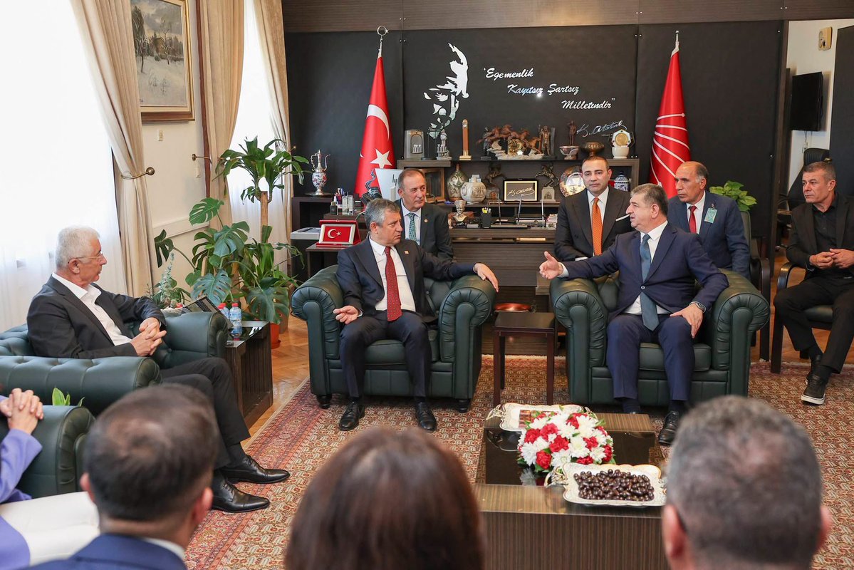 Mv_CavitAri's tweet photo. Bugün TBMM’de Antalya İl Başkanımız Nail Kamacı ve 19 ilçe başkanımızla birlikte Genel Başkanımız Sayın Özgür Özel’i ziyaret ettik. Mücadele kararlılığımızı yineledik. “Partimizi geri almak için tüm gücümüzle mücadele ediyoruz. Biz gayretliyiz ve biliriz ki Kader, gayrete âşıktır https://t.co/gxUG5bQEyQ