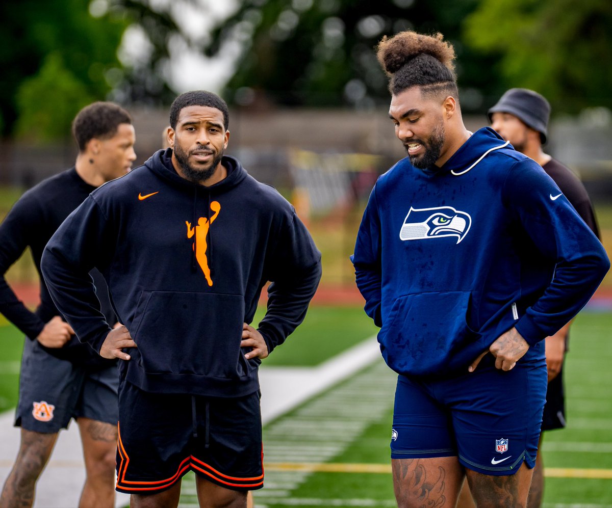 TFordFSP's tweet photo. Hey @Seahawks fans… who wants to see this duo back together??  Bobby Wagner and Leonard Williams! 👀. 

📷 cred: @CSharpImages1 🔥 https://t.co/nHOTirGhQF